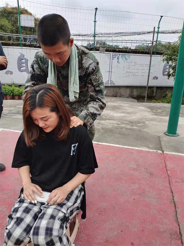 媽媽您辛苦了，給媽媽揉肩