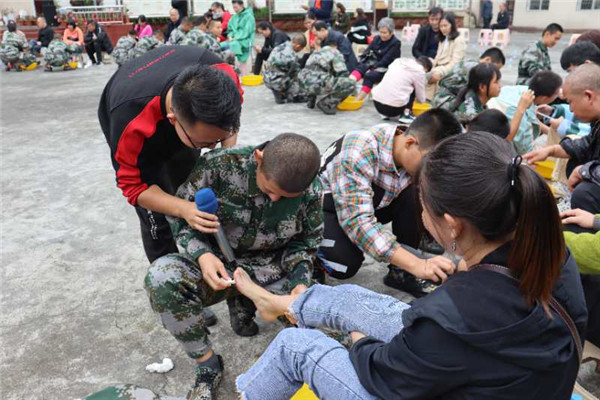 向父母盡孝，給父母修腳