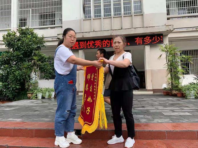 家長(cháng)向李老師送錦旗