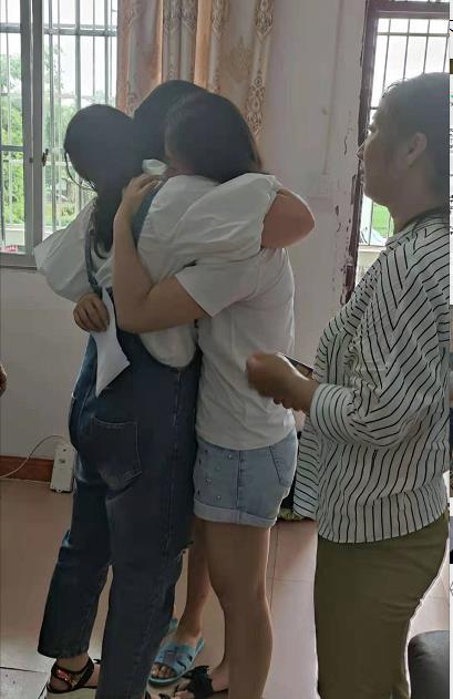 孩子及家長(cháng)離開時與老師依依不舍